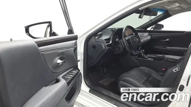 Lexus ES300h 2021 — ფოტო 2/20
