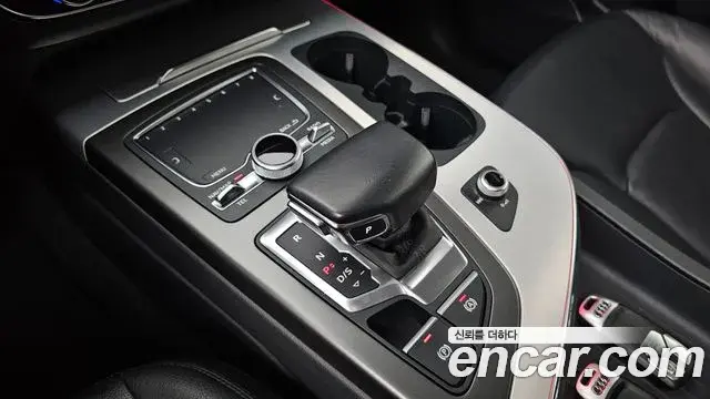 Audi Q7 2019 — Şəkil 16/31