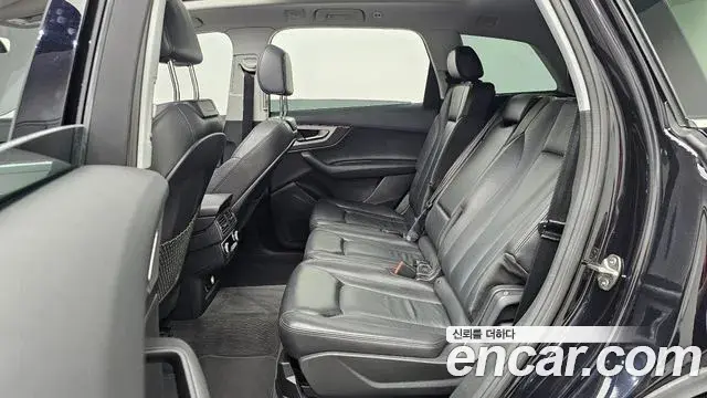 Audi Q7 2019 — Şəkil 28/31