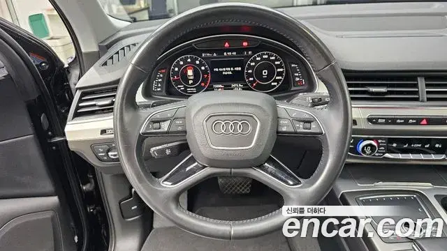 Audi Q7 2019 — Şəkil 27/31