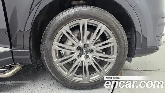 Audi Q7 2019 — Şəkil 15/31