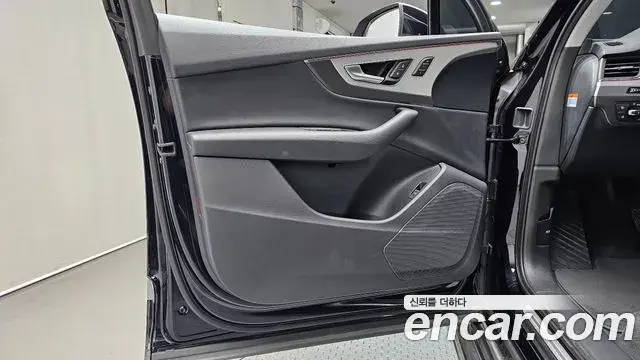 Audi Q7 2019 — Şəkil 7/31