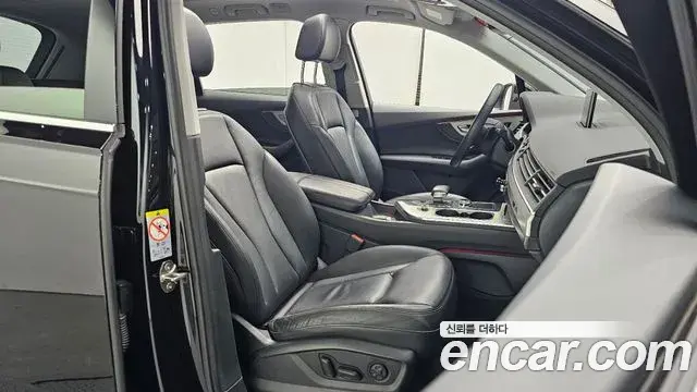 Audi Q7 2019 — Şəkil 19/31