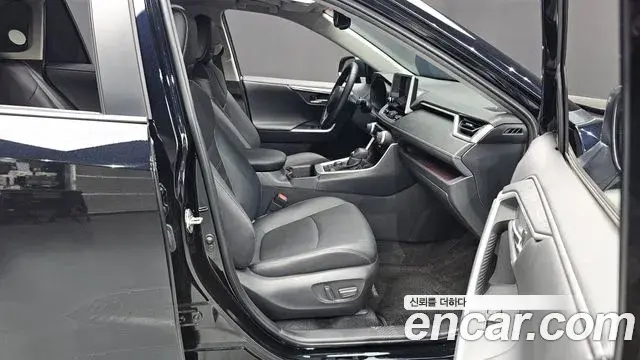 Toyota RAV4 2023 — Şəkil 16/34