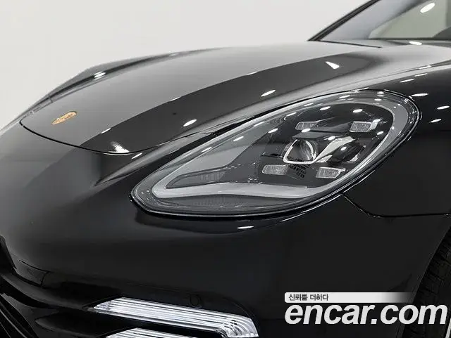 Porsche Panamera 2023 — ფოტო 16/20