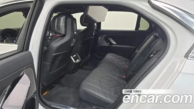 BMW 7 Series 2024 — Photo 15/37