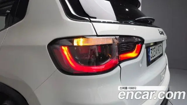 Jeep Compass 2021 — ფოტო 29/33