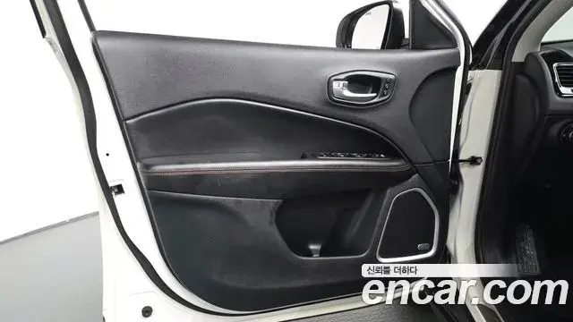 Jeep Compass 2021 — ფოტო 30/33