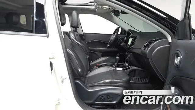 Jeep Compass 2021 — ფოტო 16/33