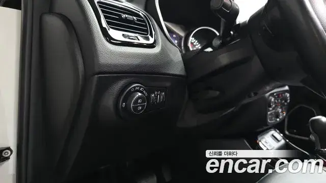 Jeep Compass 2021 — ფოტო 17/33