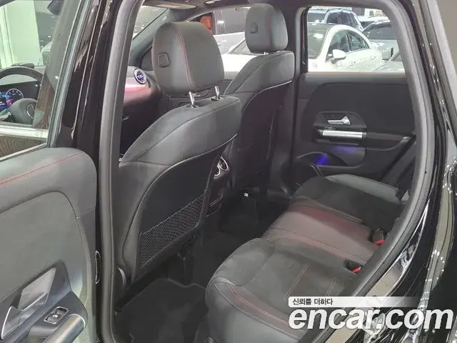 Mercedes-Benz GLA-Class 2025 — Photo 12/18