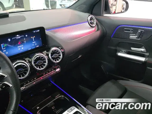 Mercedes-Benz GLA-Class 2025 — Photo 13/18