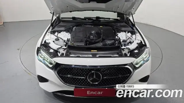 Mercedes-Benz E-Class 2025 — Photo 6/20