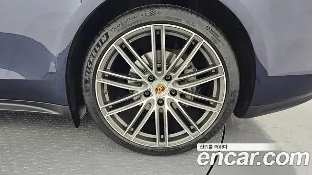 Porsche Panamera 2019 — Şəkil 31/32
