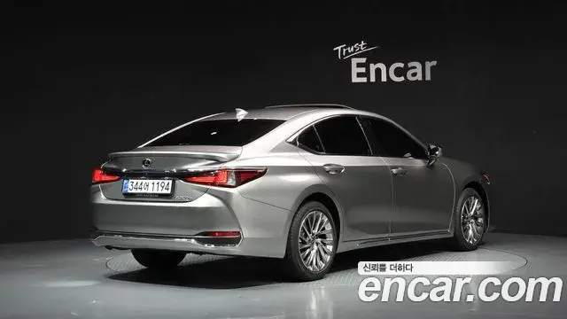 Lexus ES300h 2025 — Şəkil 1/33