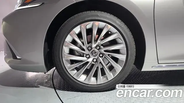 Lexus ES300h 2025 — Şəkil 24/33