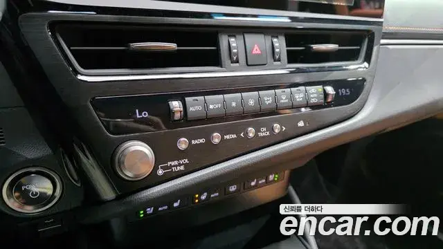 Lexus ES300h 2025 — Şəkil 32/33