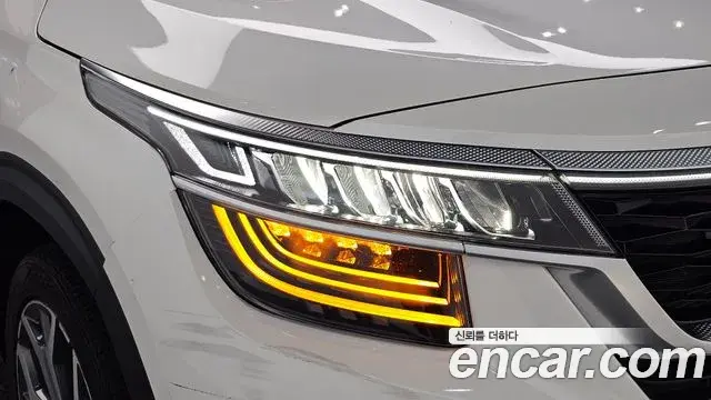 Kia Seltos 2022 — ფოტო 28/31