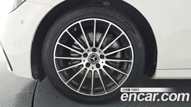 Mercedes-Benz E-Class 2023 — Photo 5/20