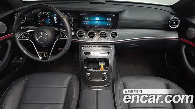 Mercedes-Benz E-Class 2023 — Photo 7/20