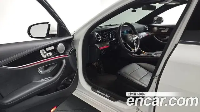 Mercedes-Benz E-Class 2023 — Photo 10/20