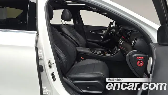 Mercedes-Benz E-Class 2023 — Photo 11/20