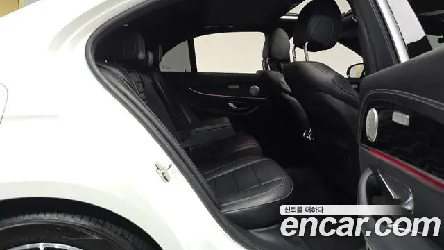 Mercedes-Benz E-Class 2023 — Photo 12/20