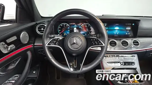 Mercedes-Benz E-Class 2023 — Photo 13/20