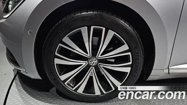 Volkswagen Arteon 2019 — ფოტო 17/20