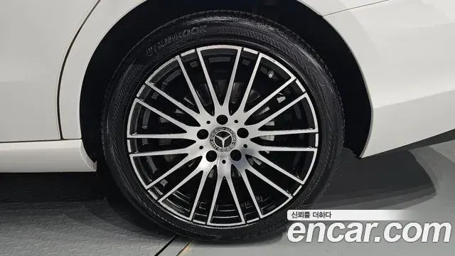 Mercedes-Benz C-Class 2022 — Şəkil 25/32