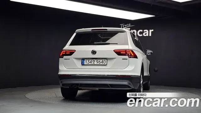 Volkswagen Tiguan 2018 — Şəkil 13/20