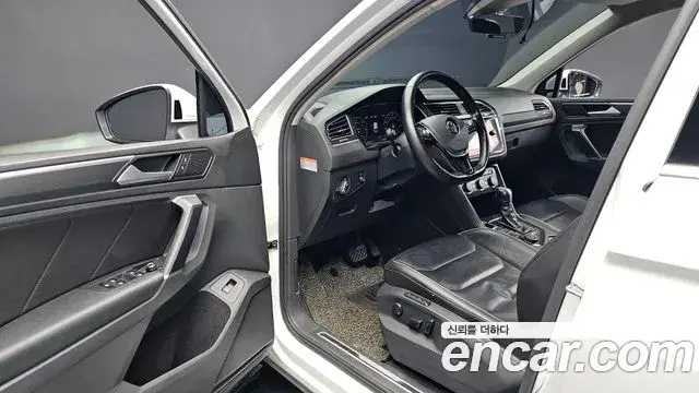 Volkswagen Tiguan 2018 — Şəkil 18/20