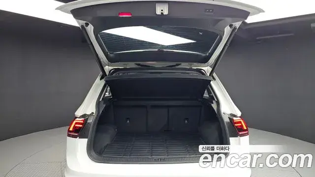 Volkswagen Tiguan 2018 — Şəkil 15/20