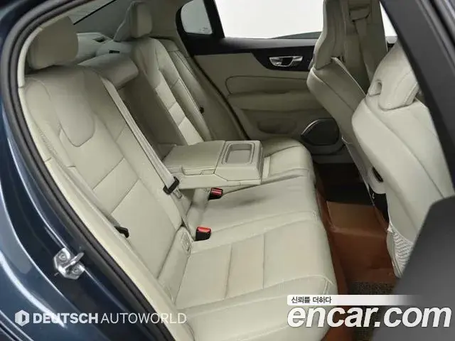 Volvo S60 2019 — ფოტო 7/19