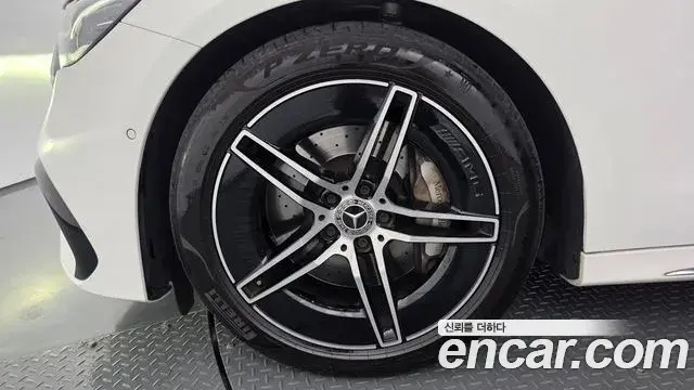 Mercedes-Benz E-Class 2024 — Photo 4/20