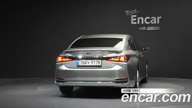 Lexus ES300h 2021 — Şəkil 14/30