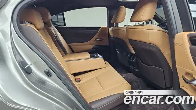 Lexus ES300h 2021 — Şəkil 16/30