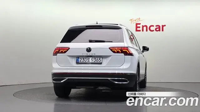 Volkswagen Tiguan 2022 — ფოტო 17/30