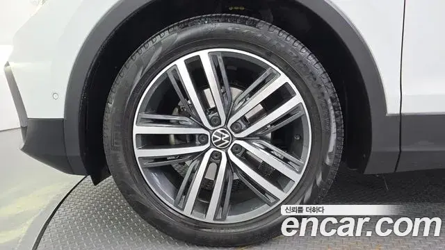 Volkswagen Tiguan 2022 — ფოტო 4/30
