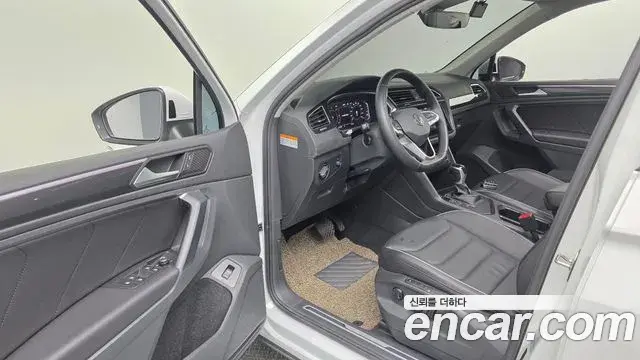 Volkswagen Tiguan 2022 — ფოტო 18/30