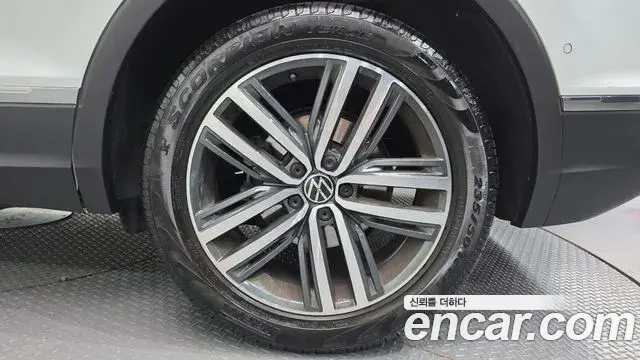 Volkswagen Tiguan 2022 — ფოტო 16/30