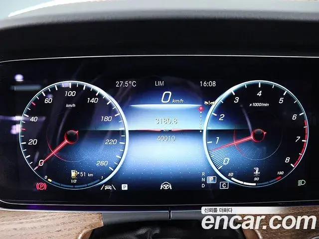 Mercedes-Benz E-Class 2023 — Şəkil 17/20