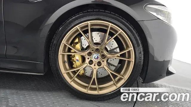 BMW M5 2018 — ფოტო 17/32