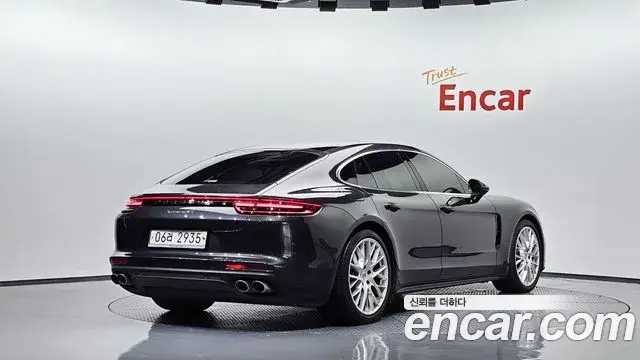 Porsche Panamera 2018 — Photo 32/33