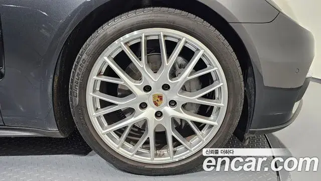 Porsche Panamera 2018 — Photo 16/33