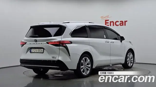 Toyota Sienna 2023 — Şəkil 17/39