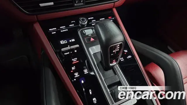 Porsche Cayenne 2021 — Photo 16/34