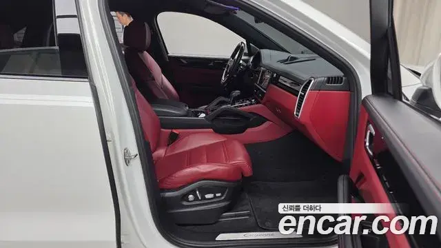 Porsche Cayenne 2021 — Photo 15/34