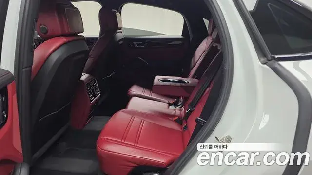 Porsche Cayenne 2021 — Photo 33/34