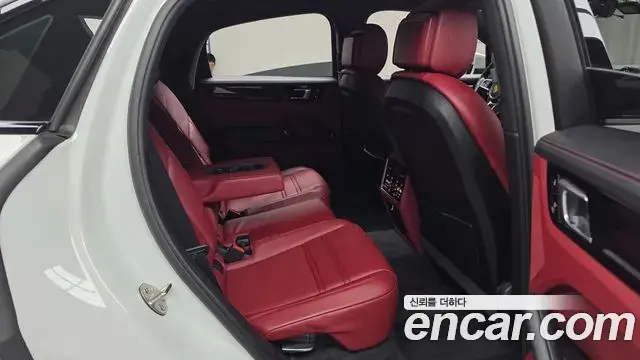 Porsche Cayenne 2021 — Photo 25/34